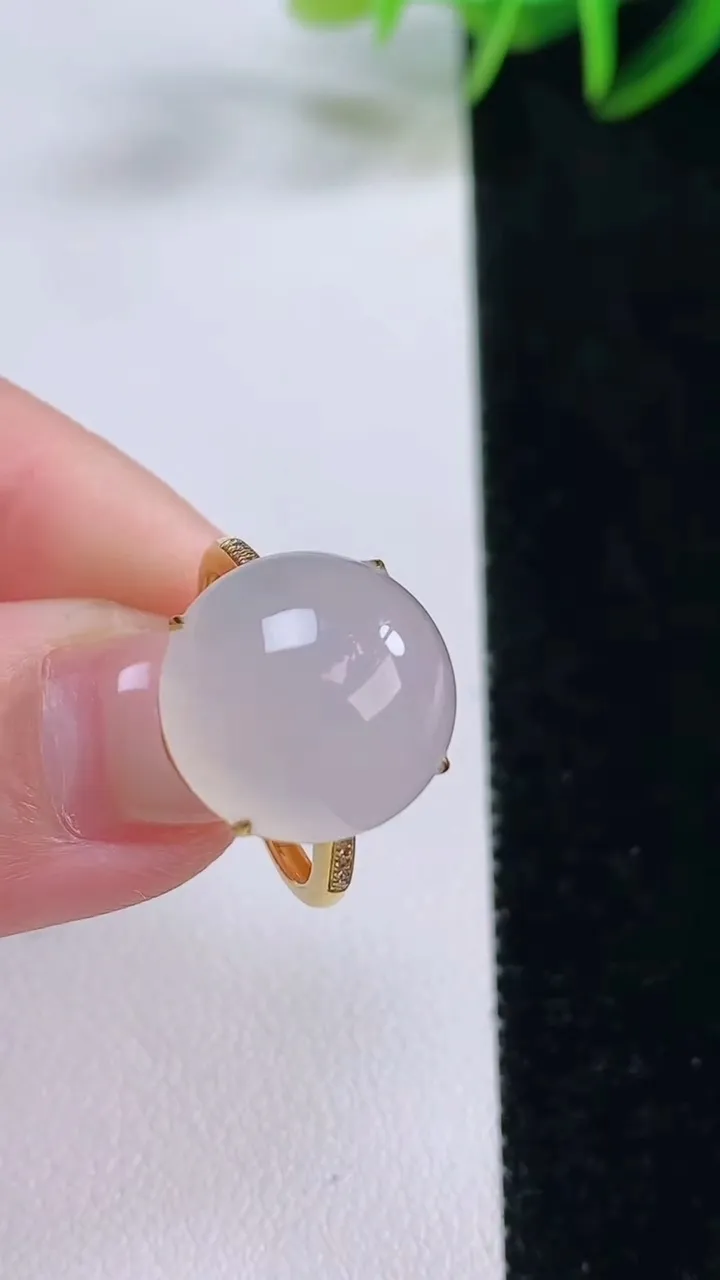 天然A货翡翠种白冰蛋面戒指，尺寸17.7-14.3-7.8，重量:3.57g2025年11月24日
工厂直销收藏佳品,种好水足，色泽均匀，有种有色，上手高大气！