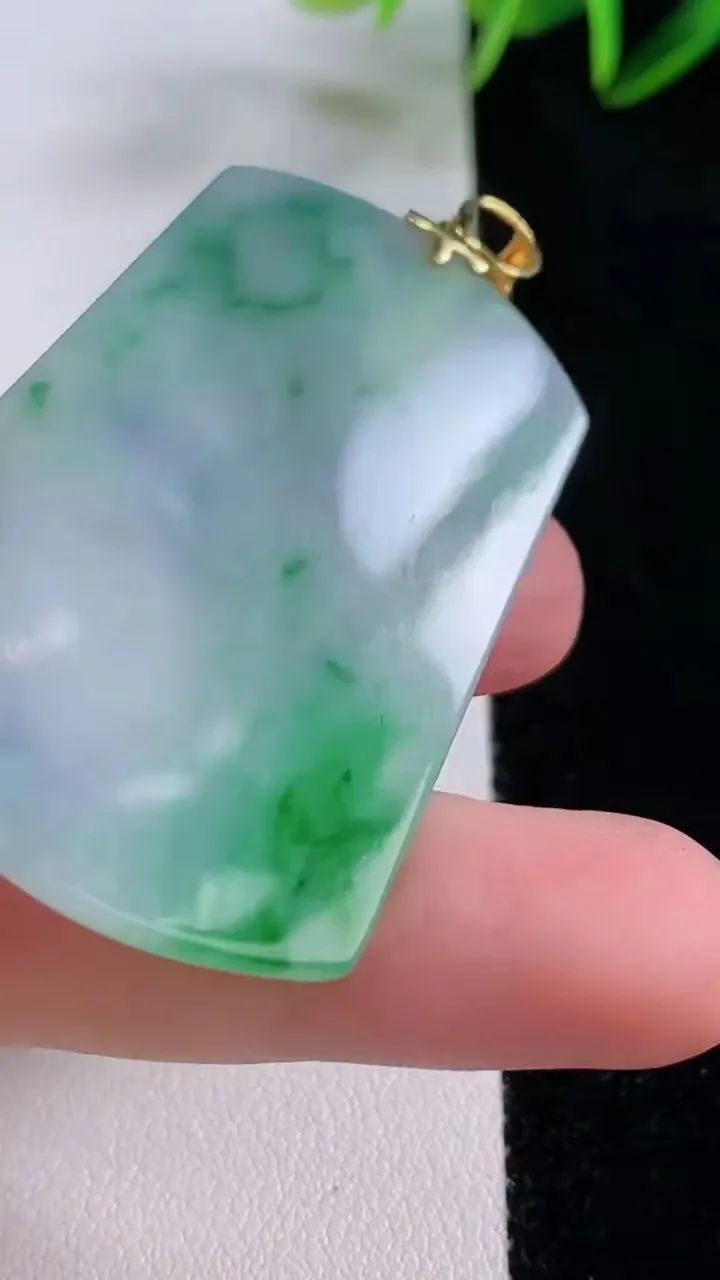 天然A货翡翠18K金春带彩紫罗兰无事牌吊坠，尺寸49-32-2.9，重量:13.15g
11月24日