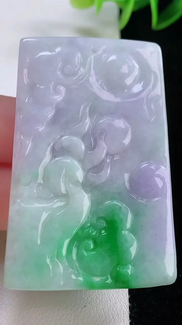 天然A货翡翠春带彩紫罗兰龙牌吊坠，尺寸57.8-37.2-5.6，重量:31.54g
11月24日