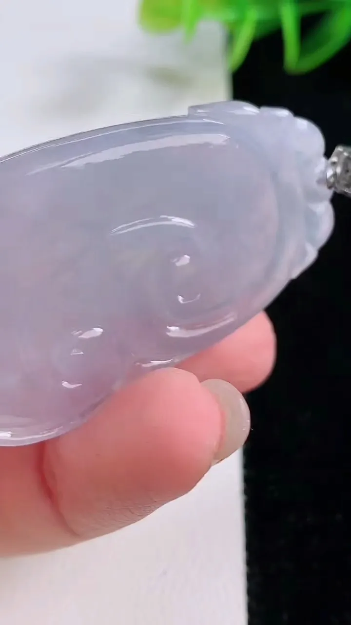 天然A货翡翠18K金紫罗兰如意吊坠，尺寸49.2-30-5.6，重量:16.84g
11月24日