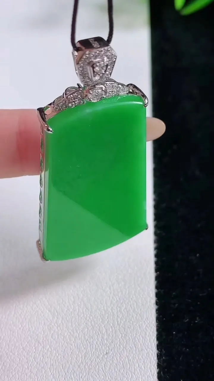 天然A货翡翠无事牌吊坠，尺寸53-41.7-25.5-6.6，重量:10.58g
11月24日