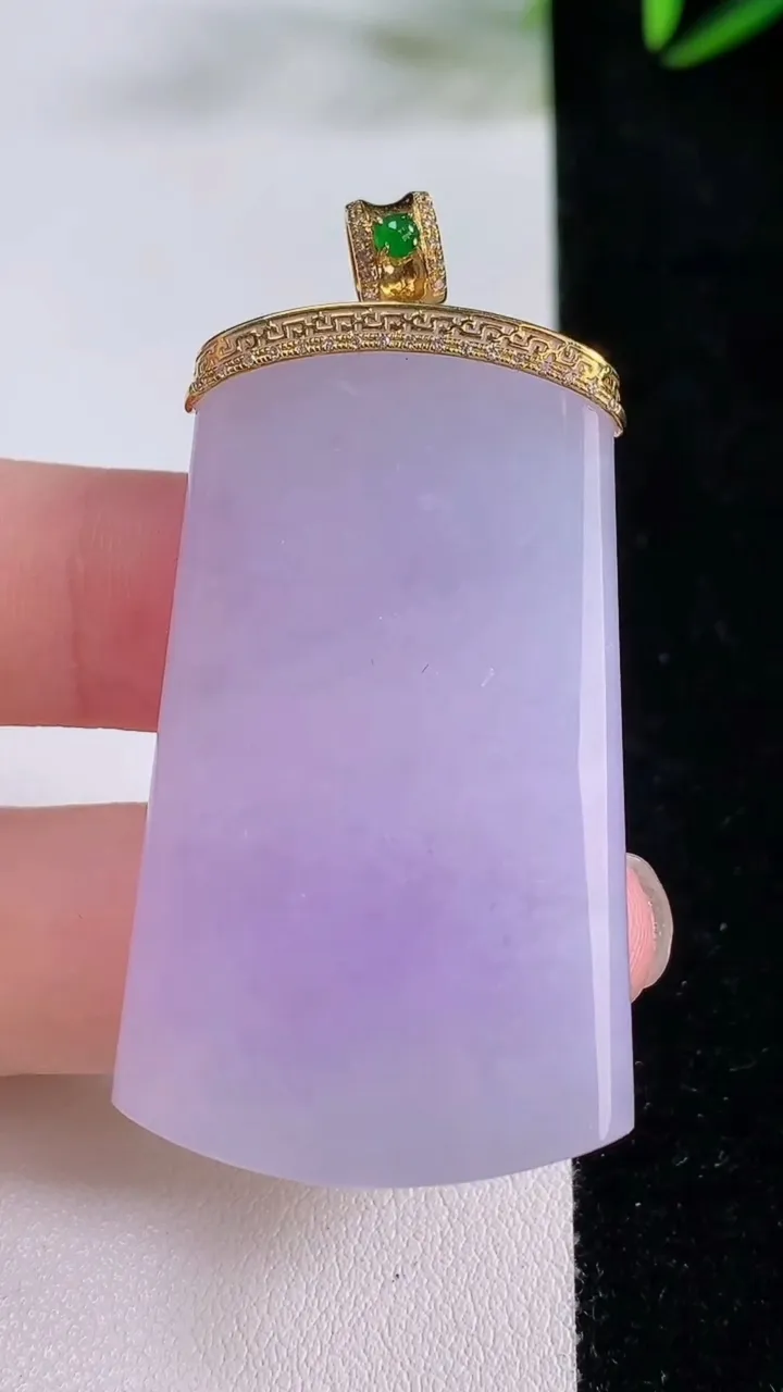 天然A货翡翠18K金紫罗兰无事牌吊坠，尺寸47.2-26.9-5.6，重量:21.36g
11月24