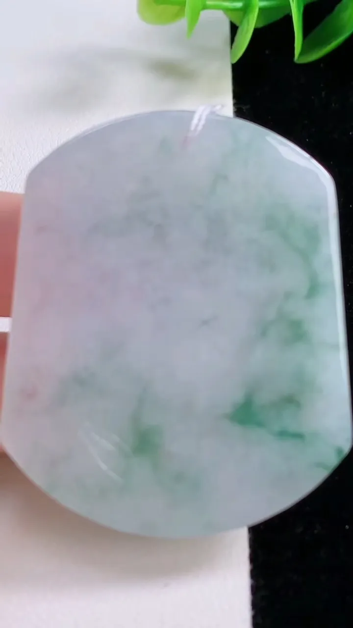 天然A货翡翠冰种飘花生肖虎吊坠，尺寸52.6-43.8-6，重量:32.56g
11月24日