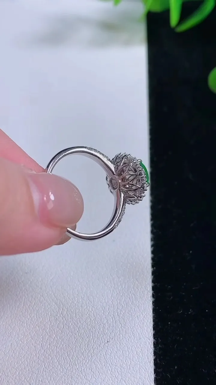 天然A货翡翠蛋面戒指，尺寸17.7-8.1-7.3-8.6，重量:3.48g2025年11月24日
工厂直销收藏佳品,种好水足，色泽均匀，有种有色，上手高大气！