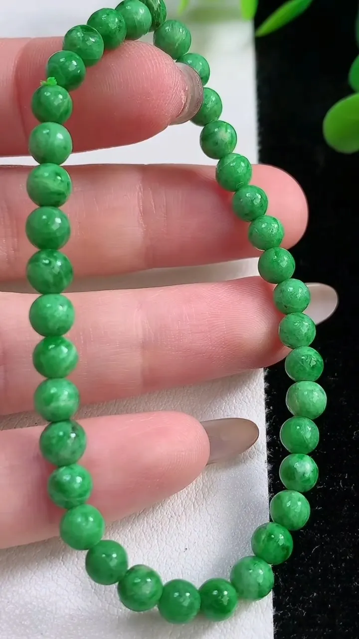 天然A货翡翠圆珠手串，尺寸5.5-34颗，重:7.53g11月24日
工厂直销收藏佳品,种好水足，色泽均匀，有种有色，上手高大气！