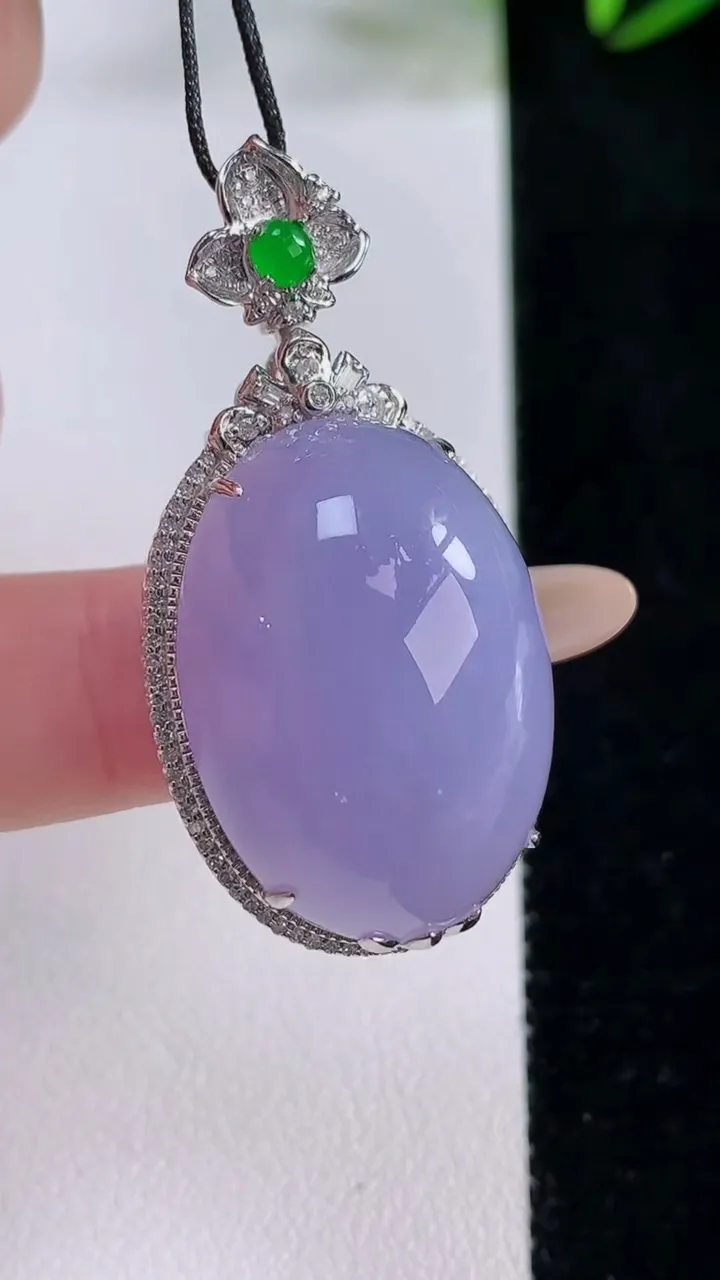 天然A货翡翠18K金紫罗兰蛋面吊坠，尺寸41.6-21.6-15.5，裸石27-19.2重量:13.46g
11月24日
