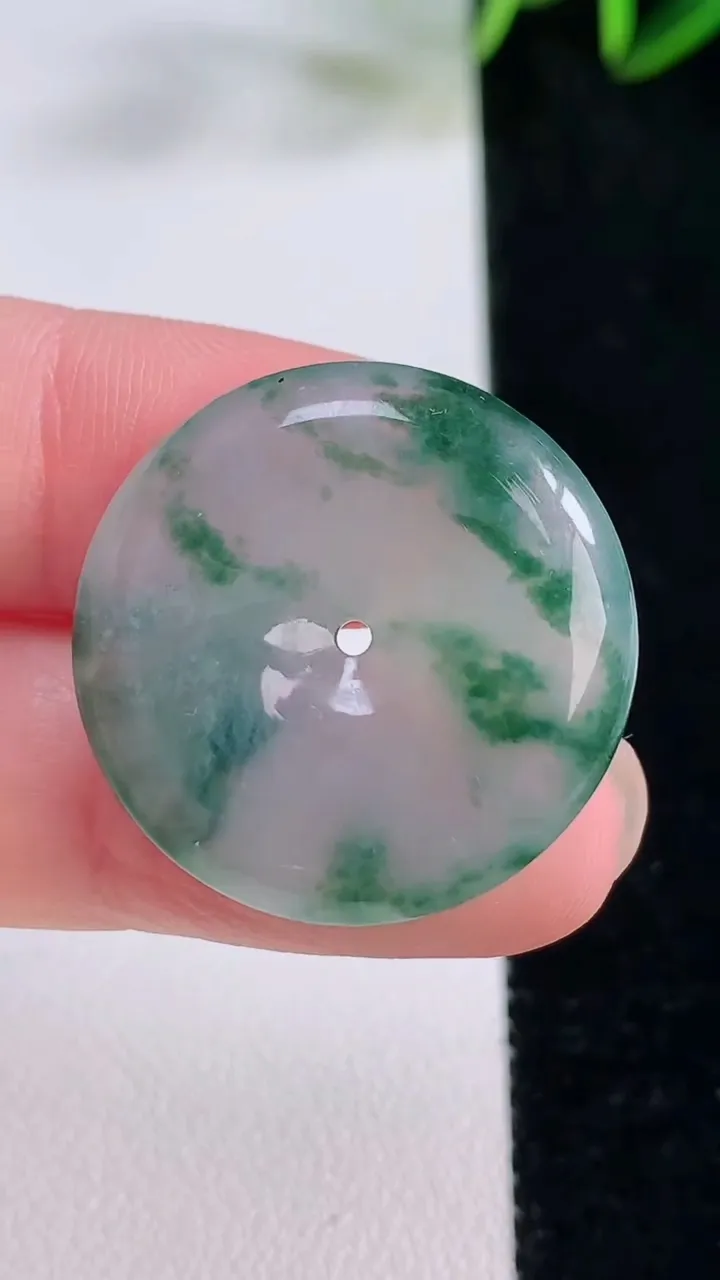 天然A货翡翠冰种飘花平安扣吊坠，尺寸25.4-5.6，重量:8.00g
11月24日