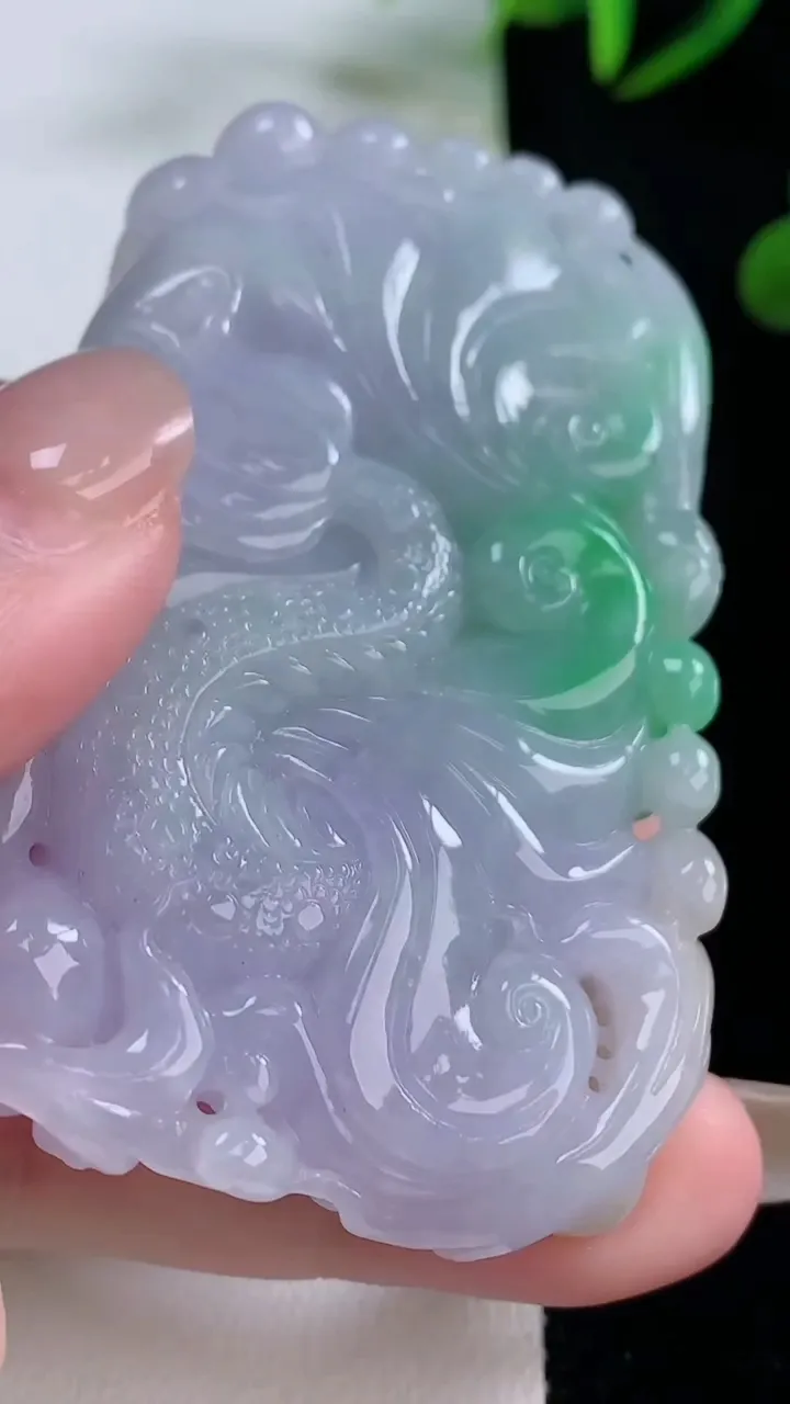 天然A货翡翠春带彩紫罗兰龙牌吊坠，尺寸64.6-42.4-12.2，重量:65.10g
11月24日