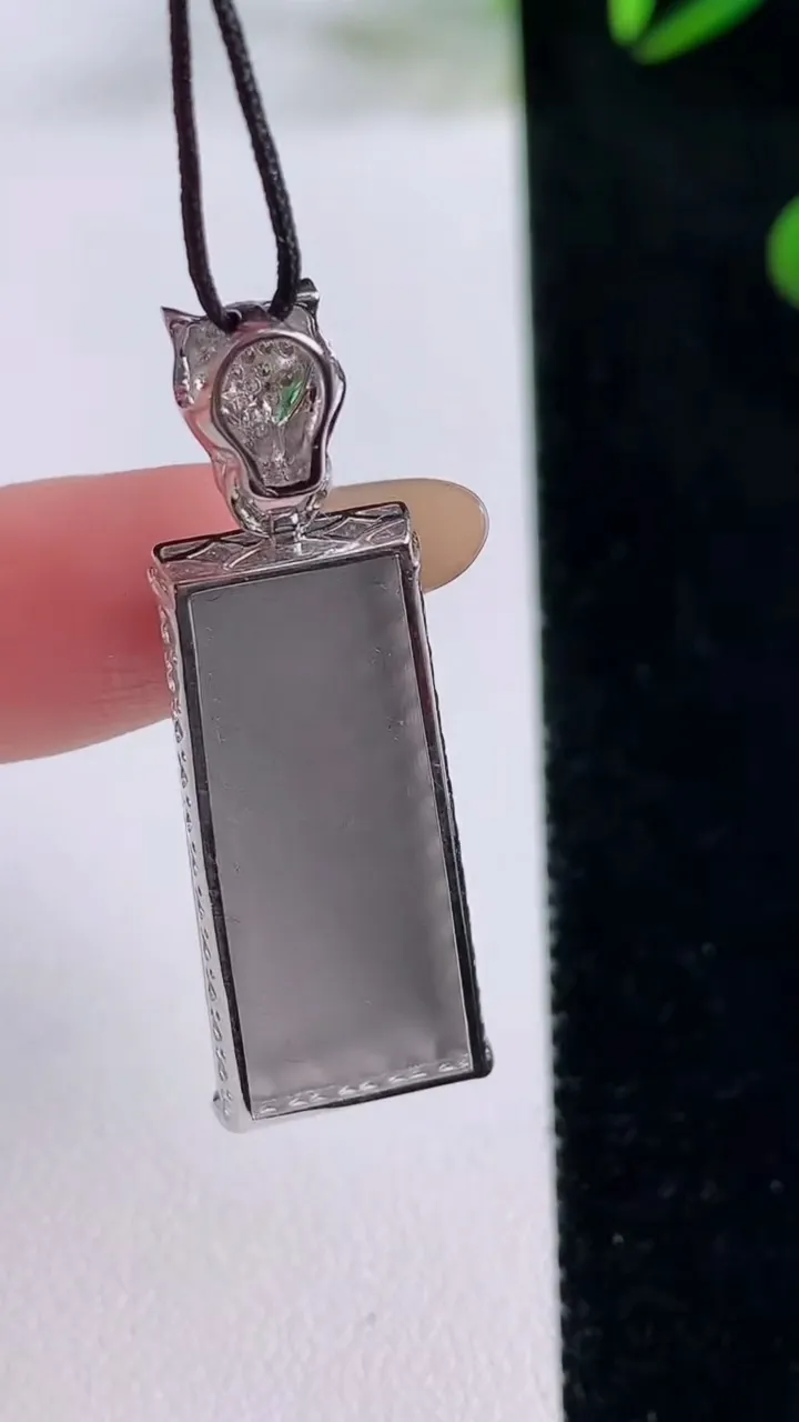 天然A货翡翠无事牌吊坠，尺寸41.1-29.8-12.8-3.8，重量:4.65g
11月24日