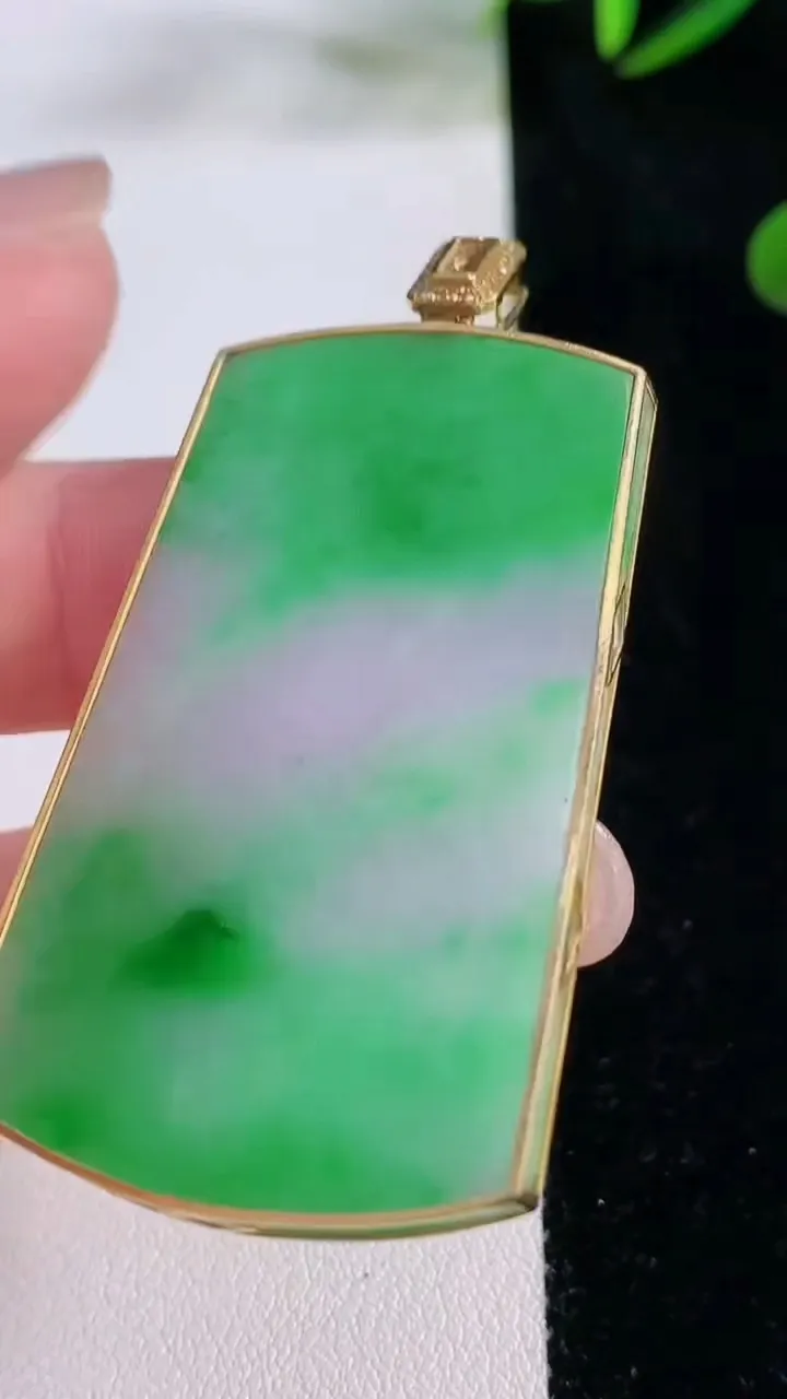 天然A货翡翠无事牌吊坠，尺寸47.2-29.5-3.4，重量:15.70g
11月24日