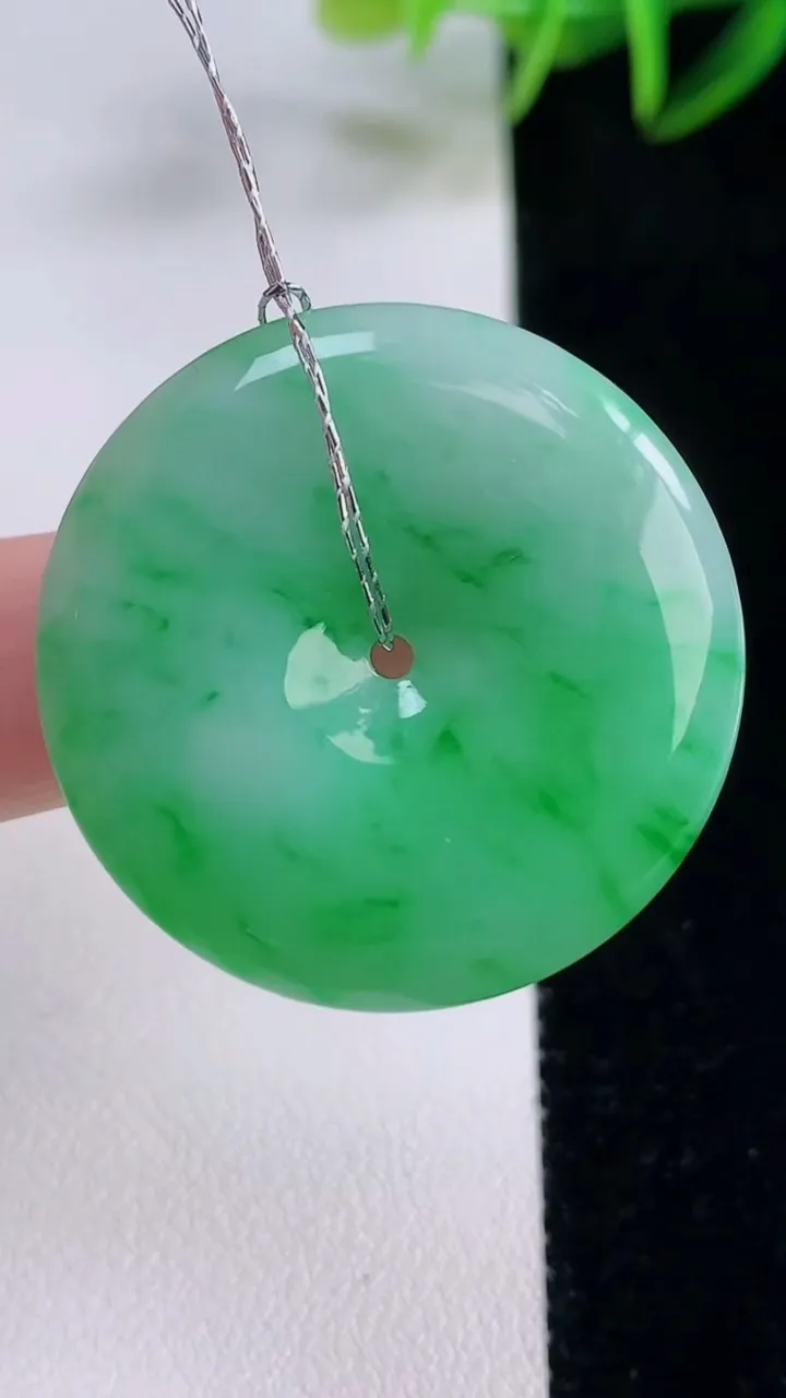 天然A货翡翠平安扣吊坠，尺寸32.4-6.1，重量:14.56g
11月24日