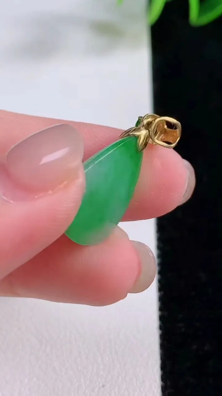 天然A货翡翠水滴吊坠，尺寸18-13-7.8，重量:3.40g
11月24日