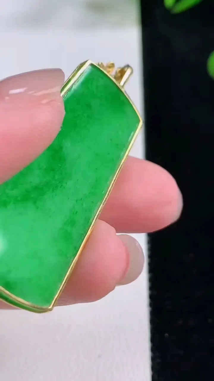 天然A货翡翠无事牌吊坠，尺寸42.3-19.6-2.8，重量:7.65g
11月24日