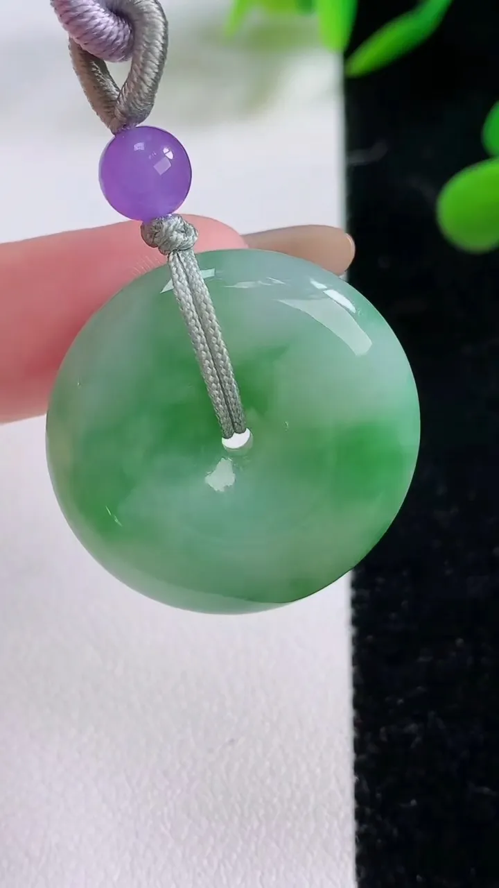 天然A货翡翠平安扣吊坠，尺寸26.8-6.8，重:10.74g
11月24日