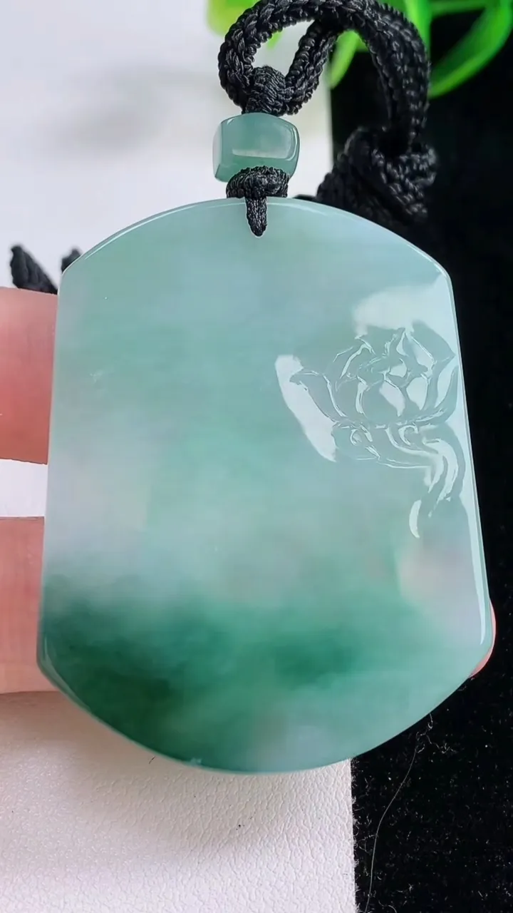 天然A货翡翠阿弥陀佛吊坠，尺寸51.8-41.2-5.8，重量:32.22g
11月24日