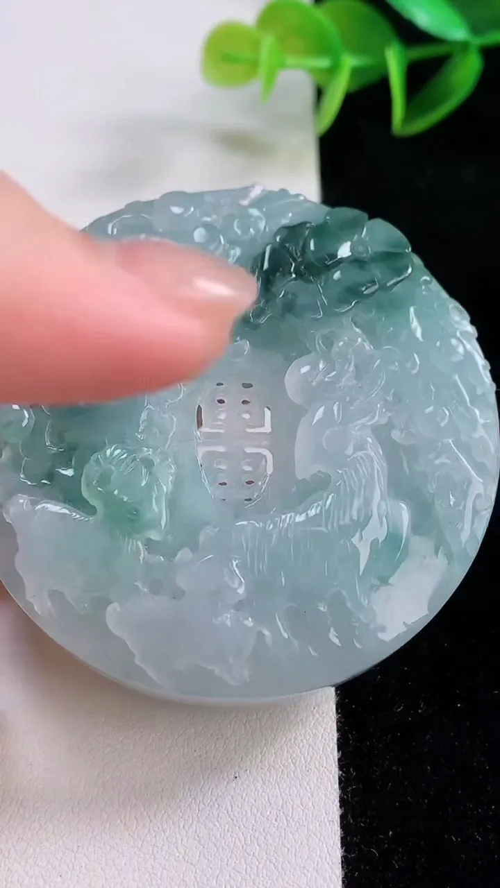 天然A货翡翠冰种飘花生肖羊吊坠，尺寸56-13.5，重量:86.07g
11月24日