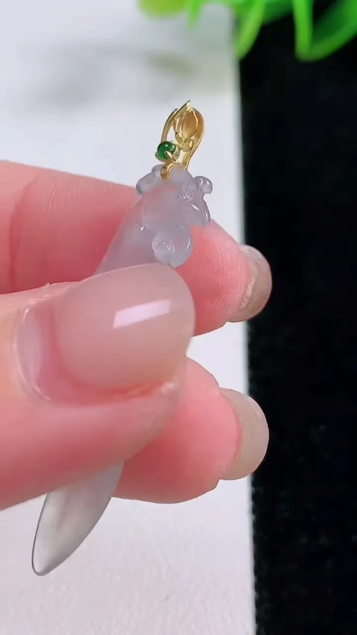 天然A货翡翠种白冰凤凰吊坠，尺寸38.7-10.5-3.8，重量:2.83g
11月24日