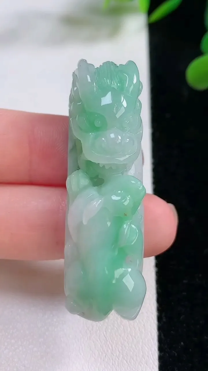 天然A货翡翠貔貅吊坠一对，尺寸48.2-13.6-16.6，重:22.46g
11月24日