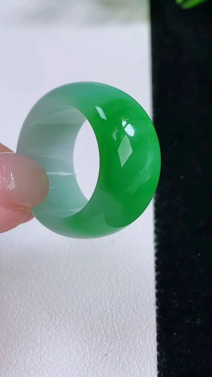 天然A货翡翠指环扳指，尺寸21-13.7-4.4，重量:15.06g2025年11月24日
工厂直销收藏佳品,种好水足，色泽均匀，有种有色，上手高大气！