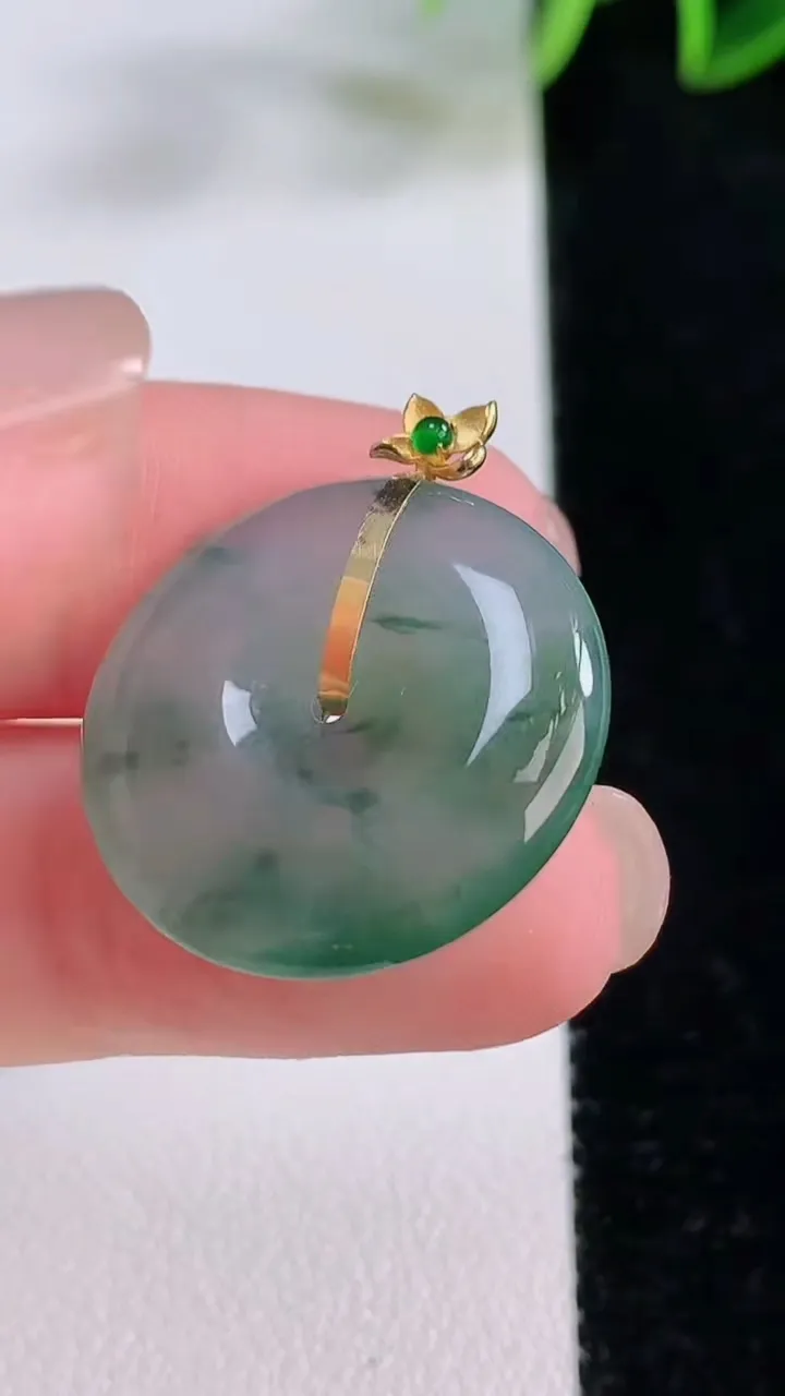 天然A货翡翠种飘花平安扣吊坠，尺寸22.3-5，重量:5.45g
11月24日