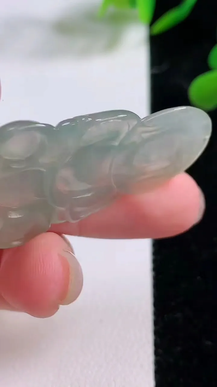 天然A货翡翠观音菩萨吊坠，尺寸44.5-25-4.2，重:6.94g
11月24日