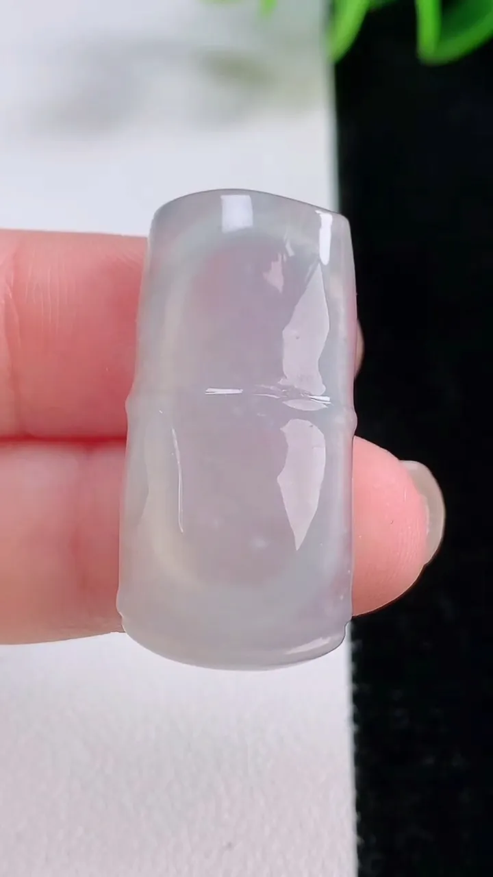 天然A货翡翠节节高升 竹节吊坠，尺寸32.3-15.5-6，重量:7.50g
11月24日