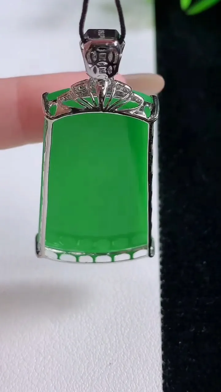 天然A货翡翠无事牌吊坠，尺寸53-41.7-25.5-6.6，重量:10.58g
11月24日