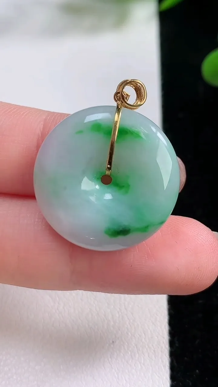 天然A货翡翠平安扣吊坠，尺寸22.9-5.4，重:6.22g
11月24日