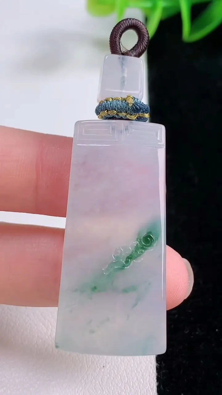 天然A货翡翠冰种飘花仿古无事牌吊坠，尺寸41.1-18.9-5.2，重量:13.43g
11月24日