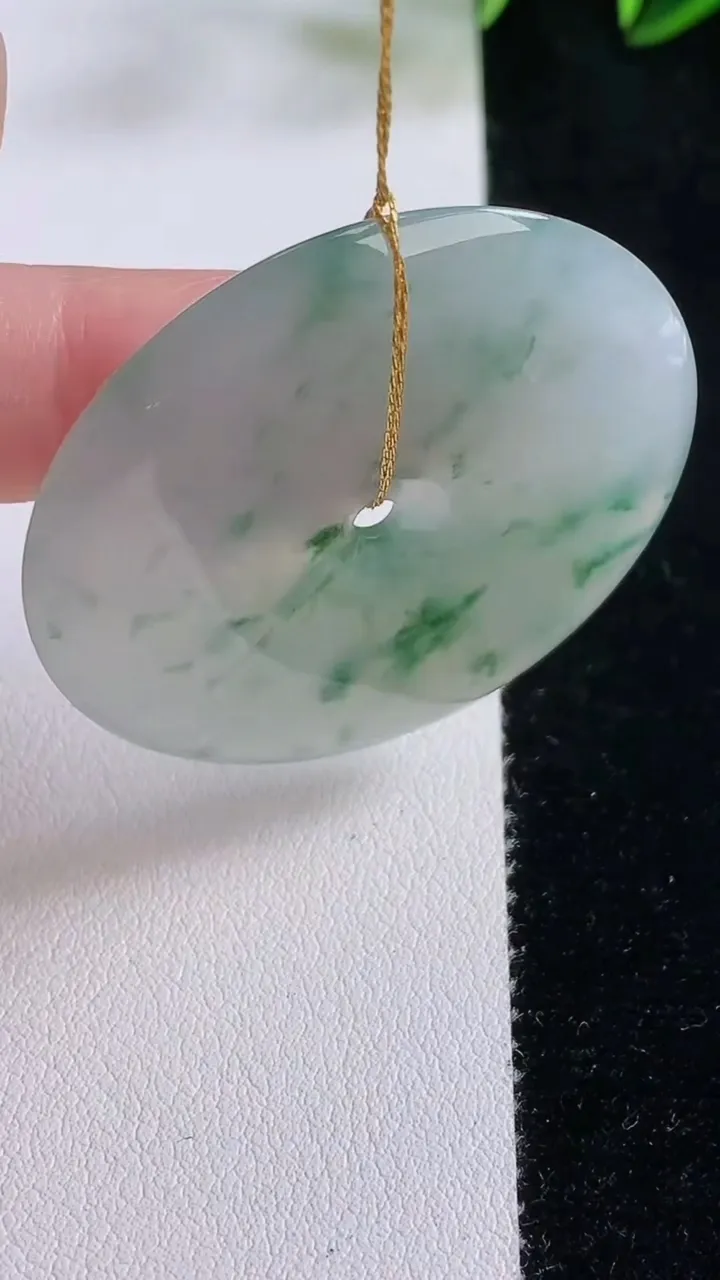 天然A货翡翠冰种飘花平安扣吊坠，尺寸41.7-5.9，重量:21.37g
11月24日