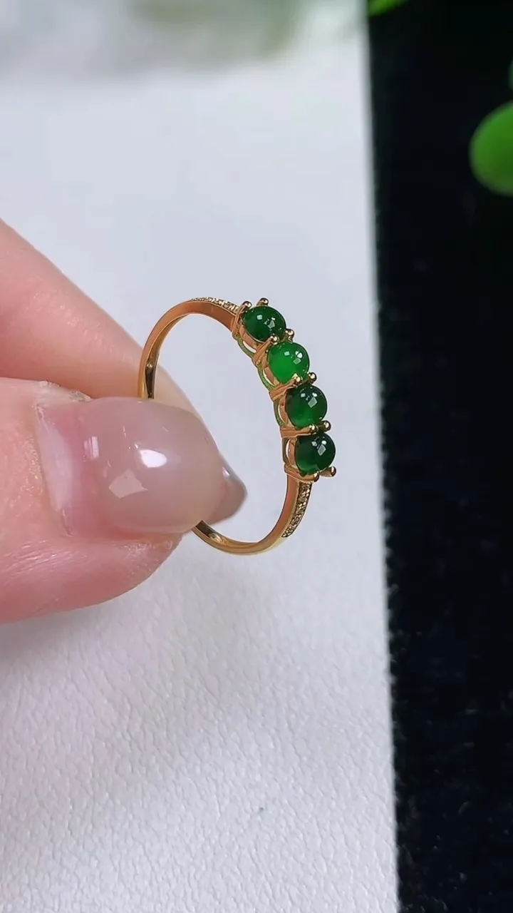 天然A货翡翠蛋面戒指，尺寸17.5-2.6-2.8，重:0.94g2025年11月24日
工厂直销收