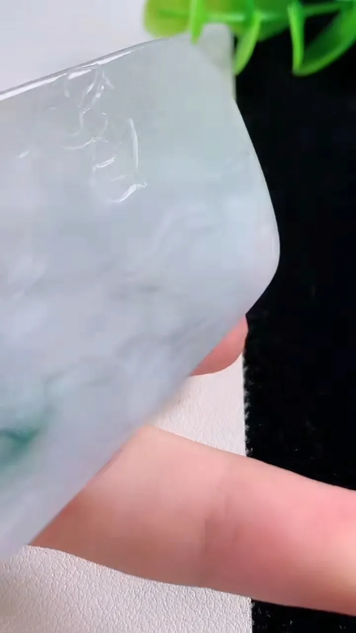 天然A货翡翠紫罗兰飘花千手观音吊坠，尺寸67.5-43.4-5.1，重量:37.33g
11月24日