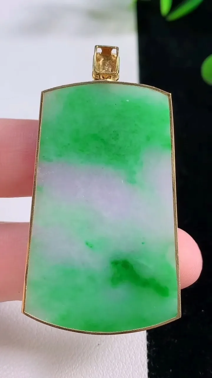 天然A货翡翠无事牌吊坠，尺寸47.2-29.5-3.4，重量:15.70g
11月24日