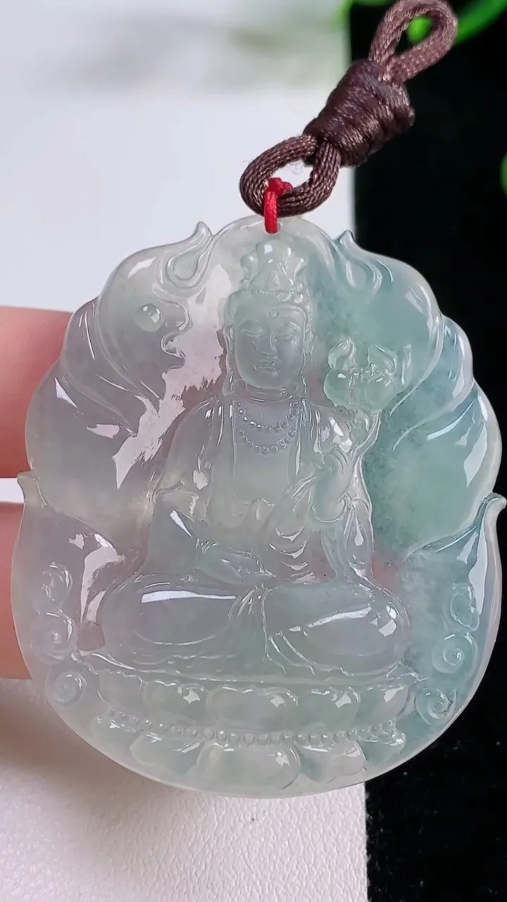 天然A货翡翠大势至菩萨吊坠，尺寸50-42-5.3，重量:22.61g
11月24日