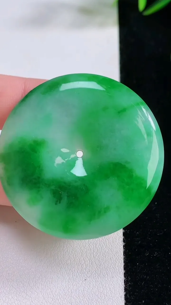 天然A货翡翠平安扣吊坠，尺寸44.5-6.2，重量:26.54g
11月24日