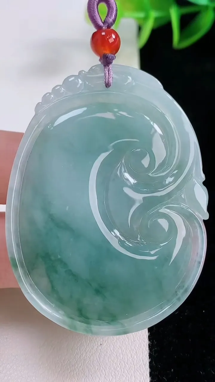 天然A货翡翠飘花如意吊坠，尺寸55-42-5.9，重量:25.11g
11月24日