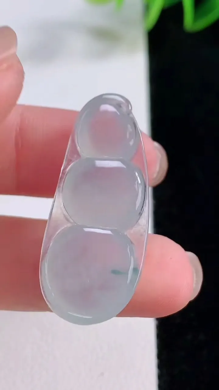 天然A货翡翠冰种飘花福豆吊坠，尺寸35.7-15.3-5.8，重量:5.51g
11月24日