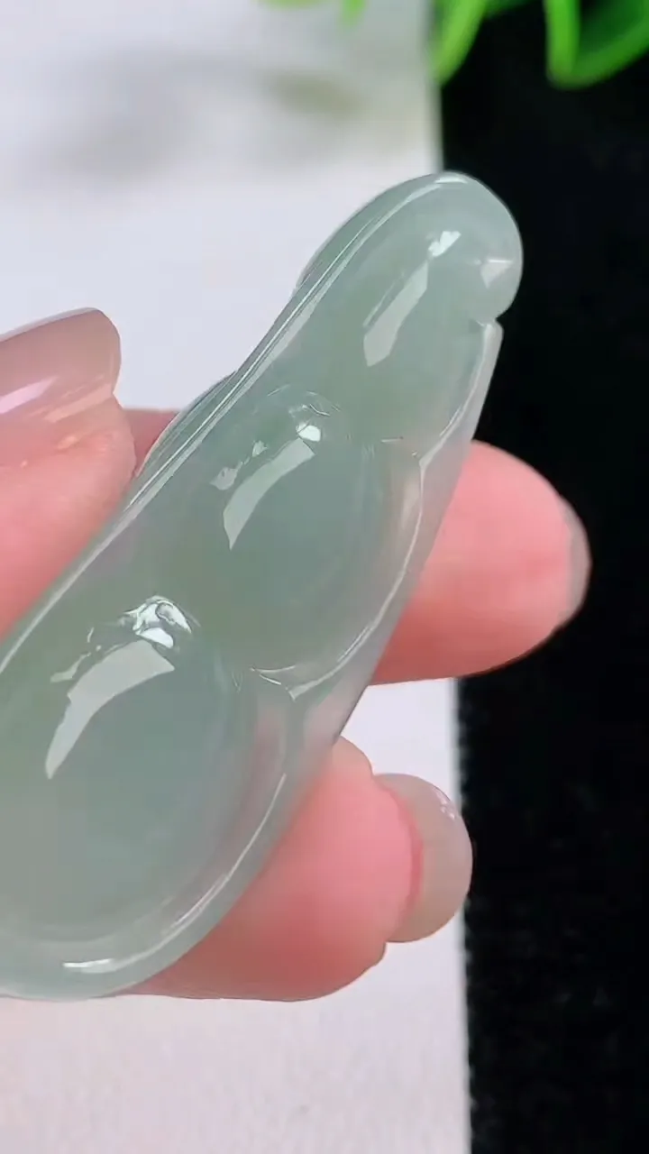 天然A货翡翠福豆吊坠，尺寸45.2-17.5-6.6，重量:9.03g
11月24日