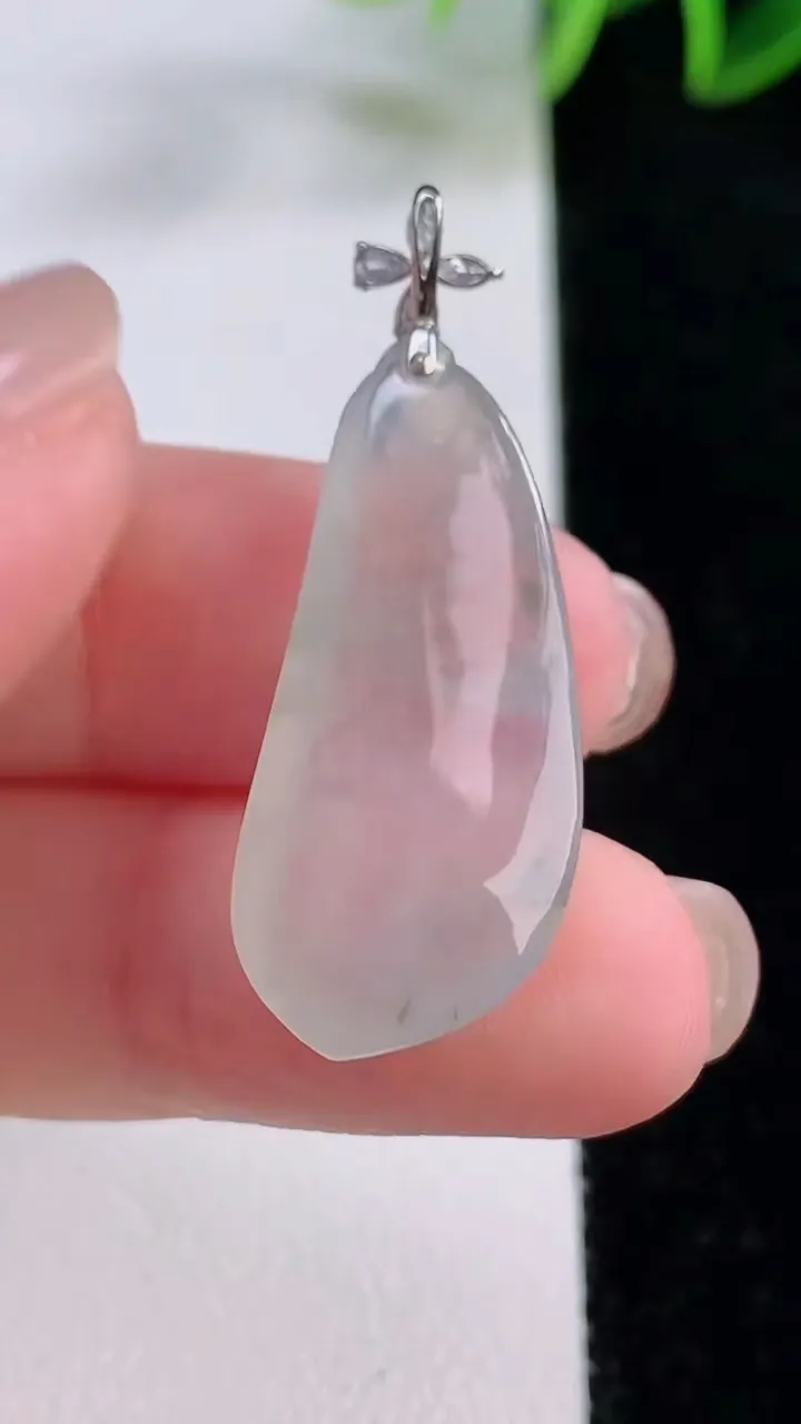 天然A货翡翠种飘花福瓜吊坠，尺寸29.7-13.2-5.3，重量:3.63g
11月24日