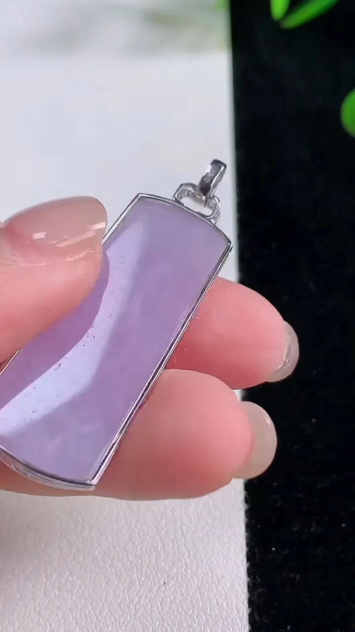 天然A货翡翠18K金紫罗兰无事牌吊坠，尺寸37-15.3-4.8，重量:6.91g
11月24日