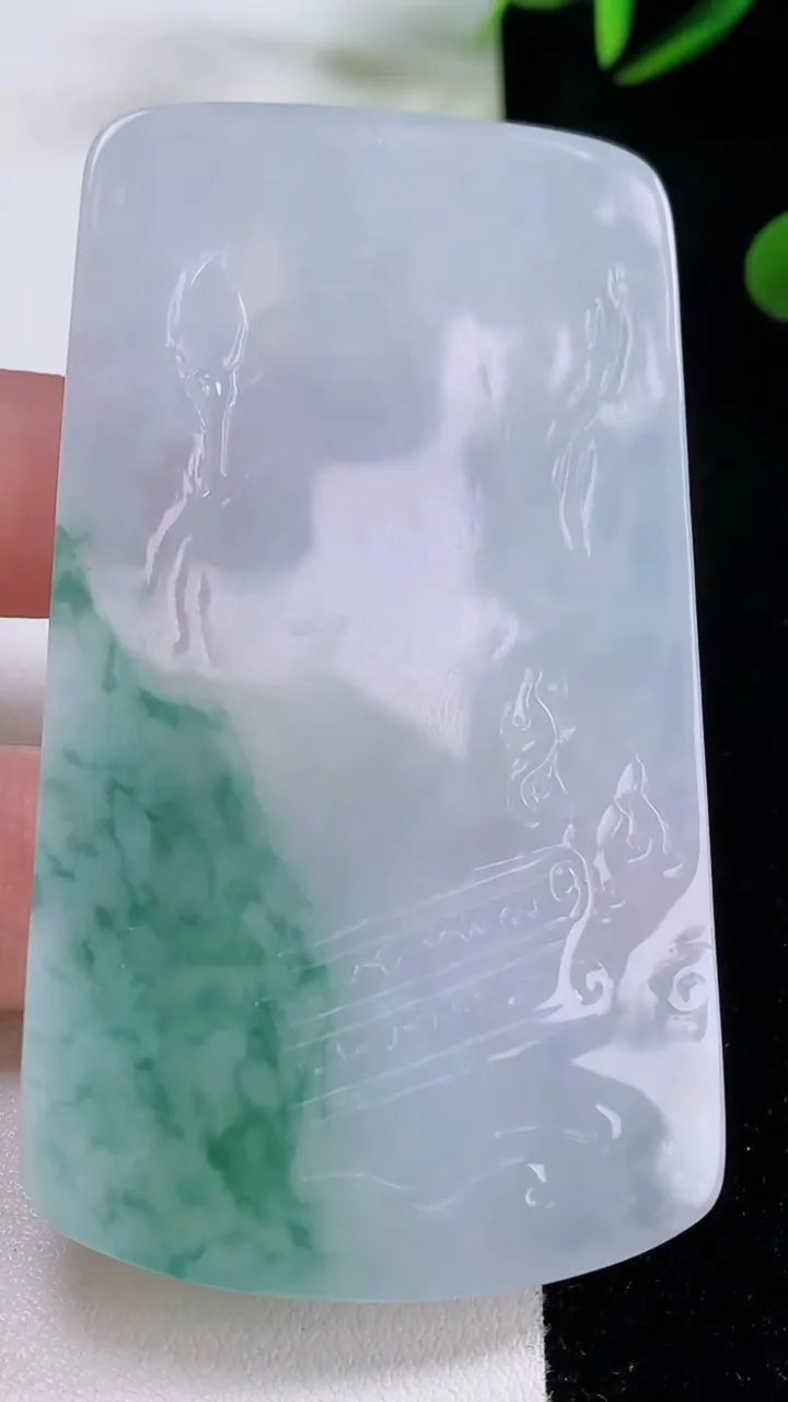 天然A货翡翠冰种飘花阿弥陀佛吊坠，尺寸74-40.9-5.7，重量:45.31g
11月24日