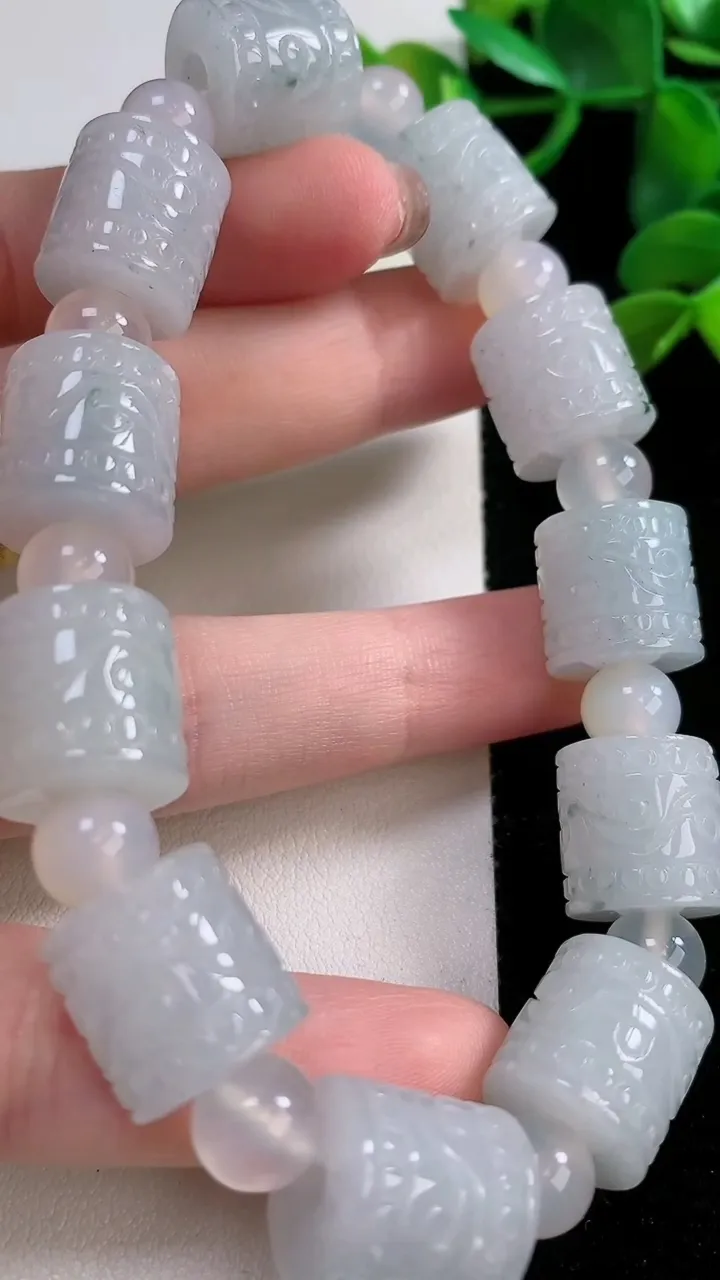 天然A货翡翠飘花路路通手串，尺寸13-13，重:62.37g11月24日
工厂直销收藏佳品,种好水足，色泽均匀，有种有色，上手高大气！