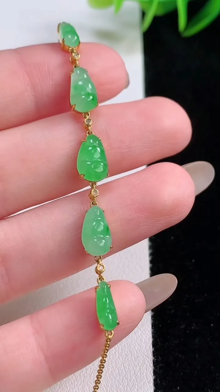 天然A货翡翠福豆手链，尺寸8.6-5.6-3.3，重量:2.80g
11月24日