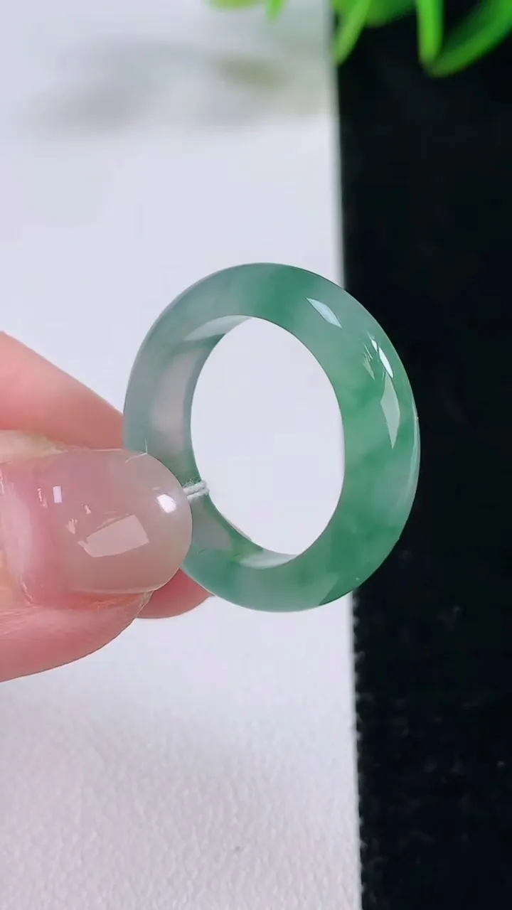 天然A货翡翠冰种飘花指环戒指，尺寸18-5.1-3，重量:4.08g2025年11月24日
工厂直销收藏佳品,种好水足，色泽均匀，有种有色，上手高大气！