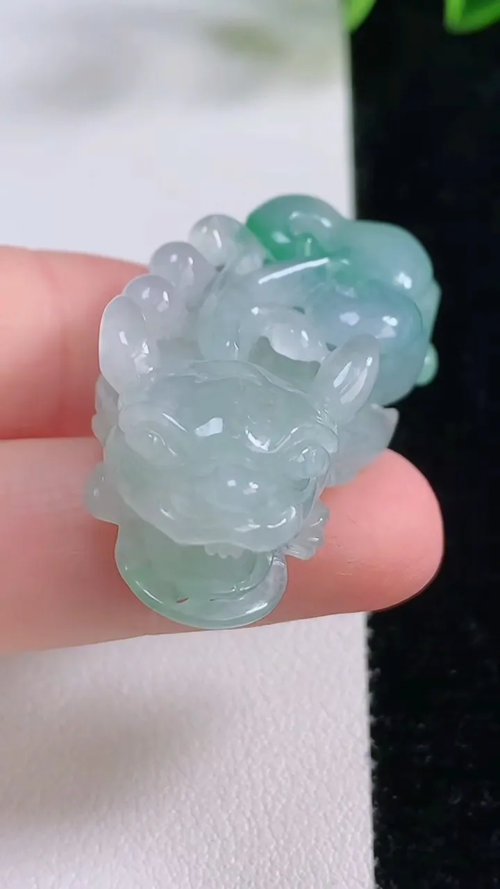 天然A货翡翠貔貅吊坠，尺寸44.5-19.4-12.8，重量:19.57g
11月24日