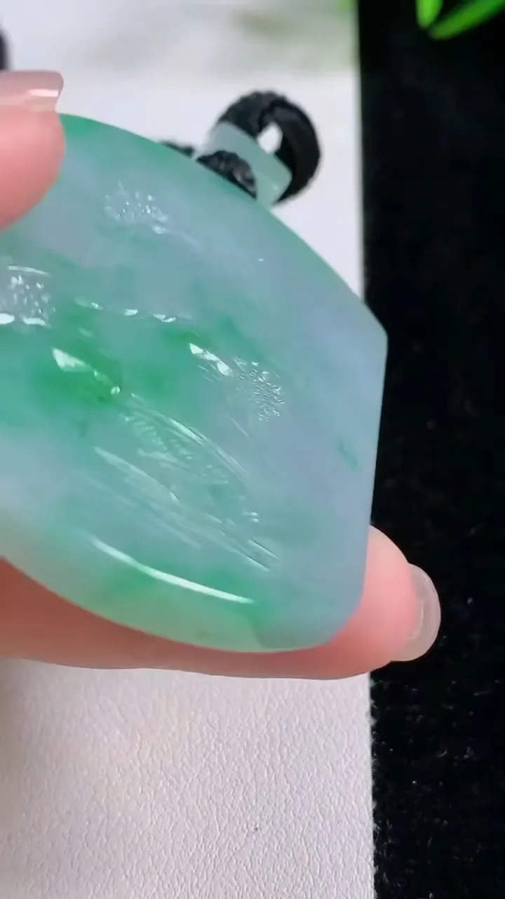 天然A货翡翠山水牌吊坠，尺寸52-40.2-5.3，重量:35.23g
11月24日