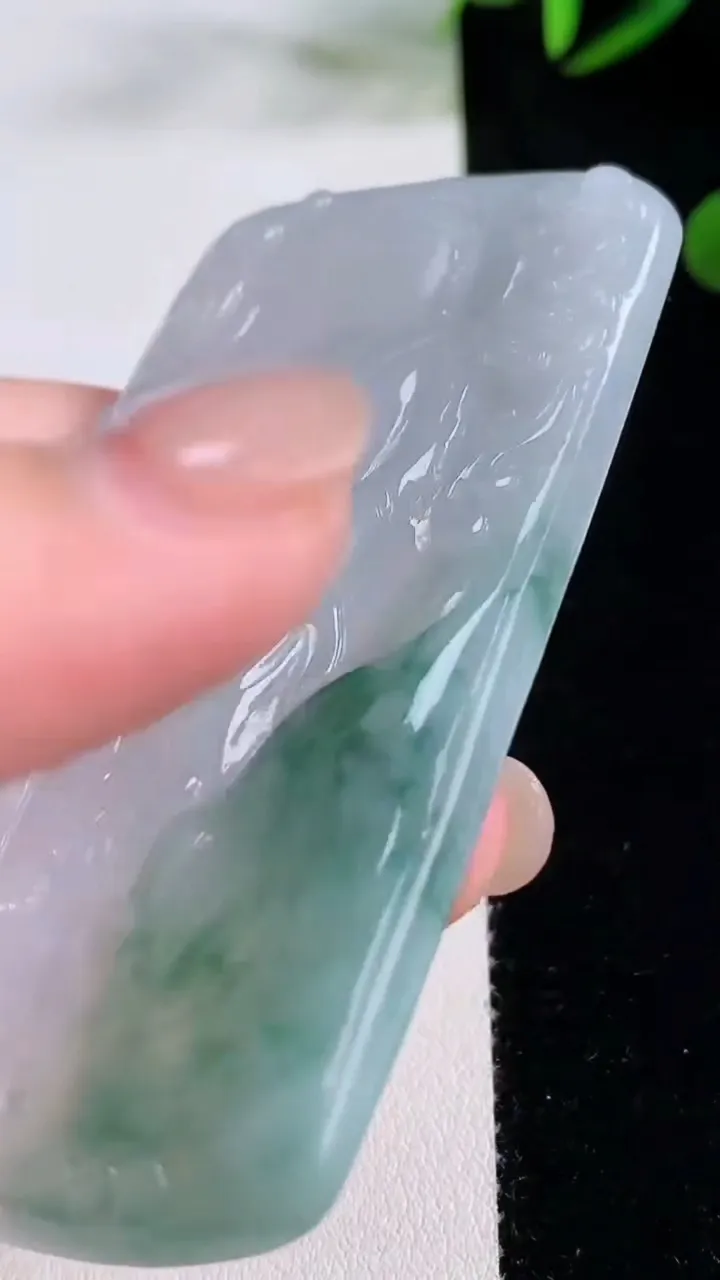 天然A货翡翠冰种飘花阿弥陀佛吊坠，尺寸74-40.9-5.7，重量:45.31g
11月24日