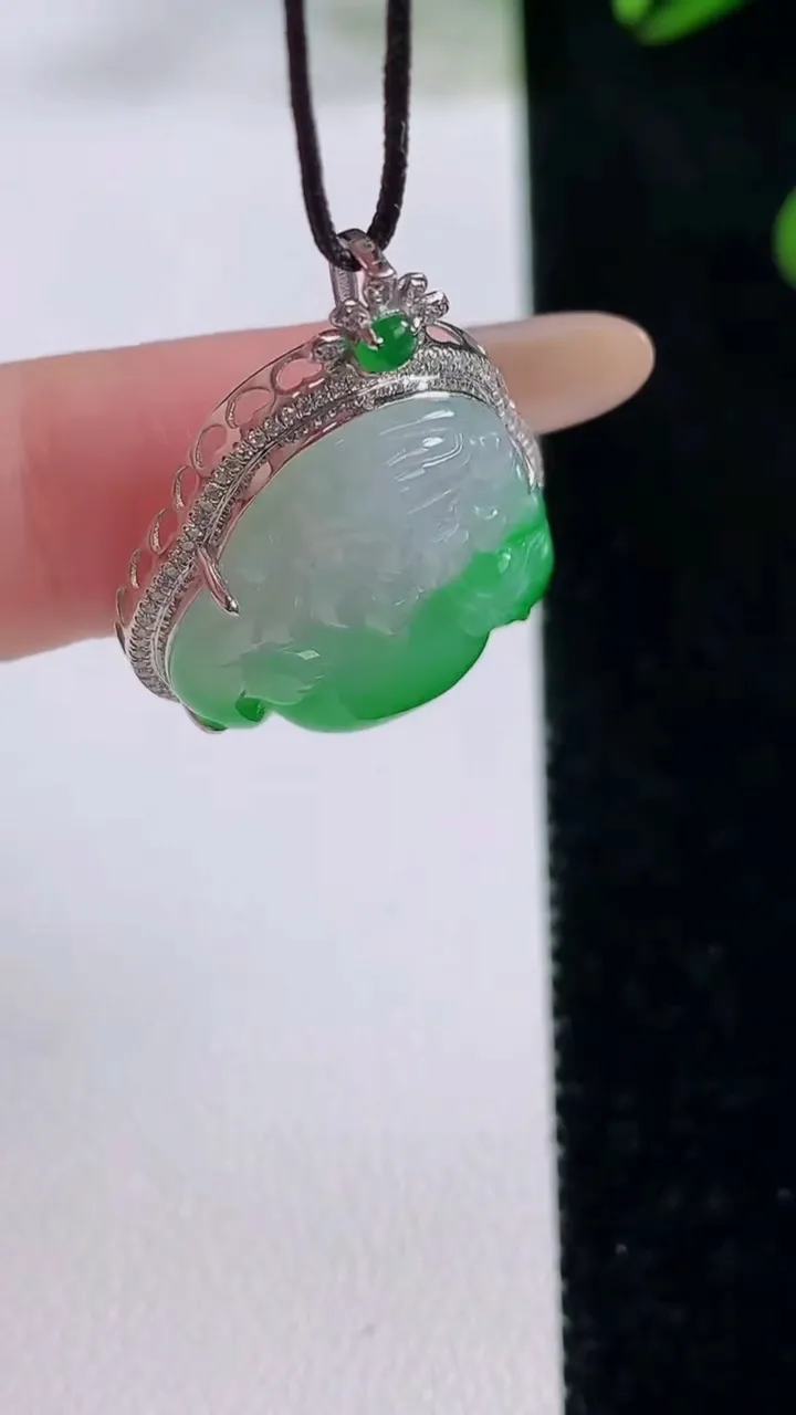 天然A货翡翠财神爷吊坠，尺寸28.5-21.5-8.1，裸石19.5-19重量:4.73g
11月24日