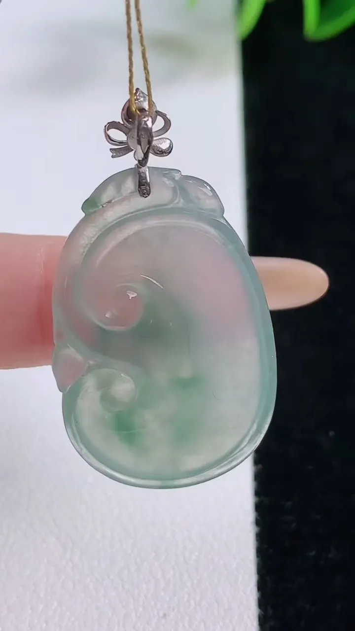 天然A货翡翠如意吊坠，尺寸33.2-20.6-3.9，重量:5.81g
11月24日