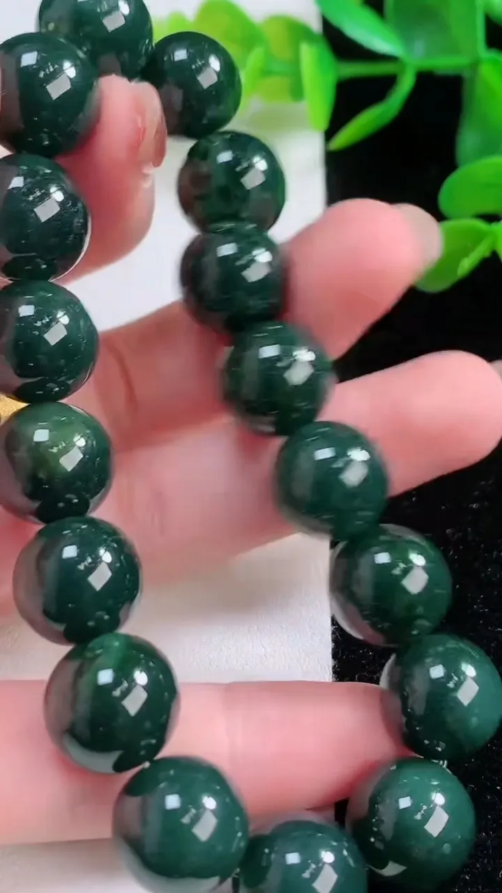 天然A货翡翠圆珠手串，尺寸12.3，重:56.66g11月24日
工厂直销收藏佳品,种好水足，色泽均